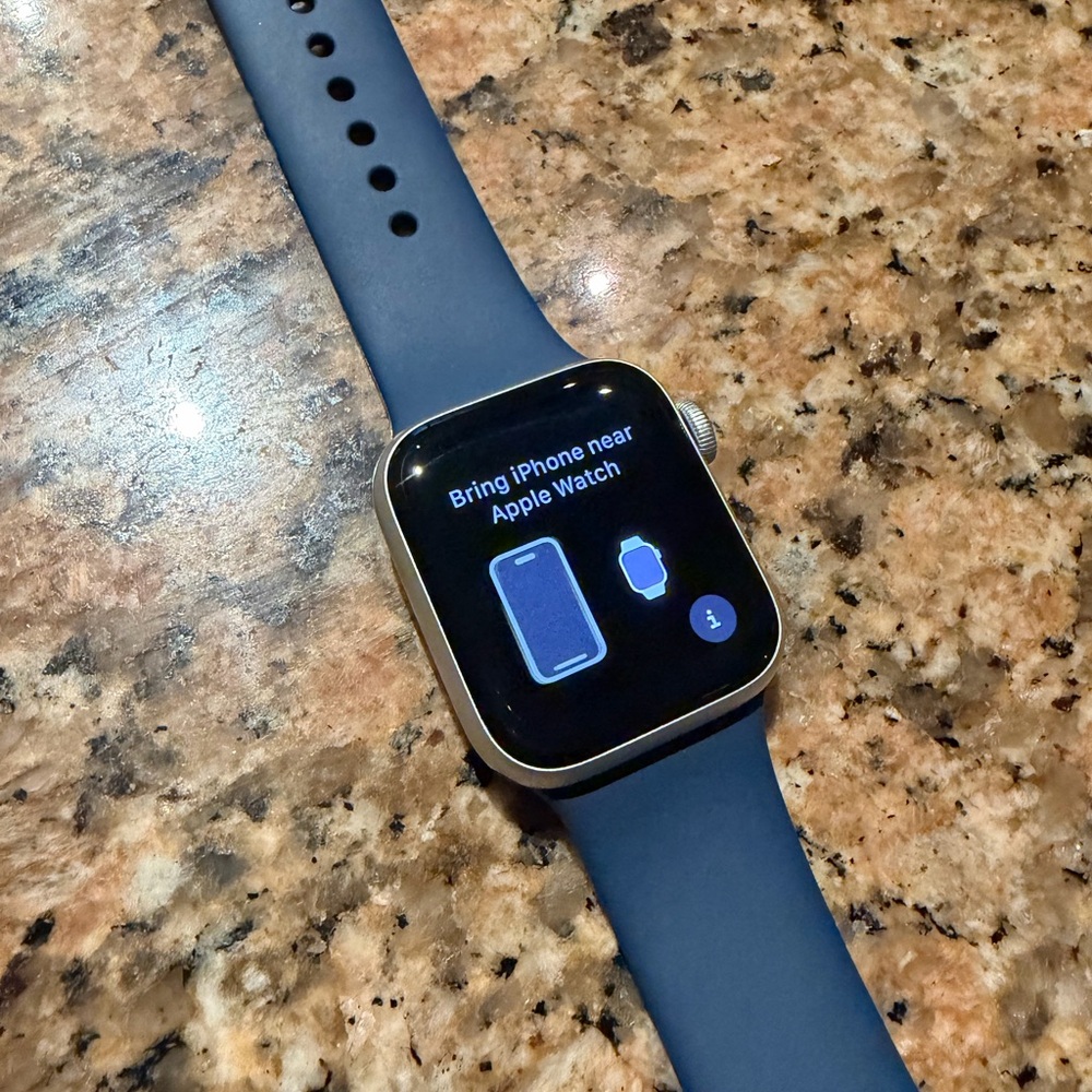 Apple Watch SE Gen 2 Silver 40mm with 2 silicone bands, charger, charging stand - Picture 2 of 6